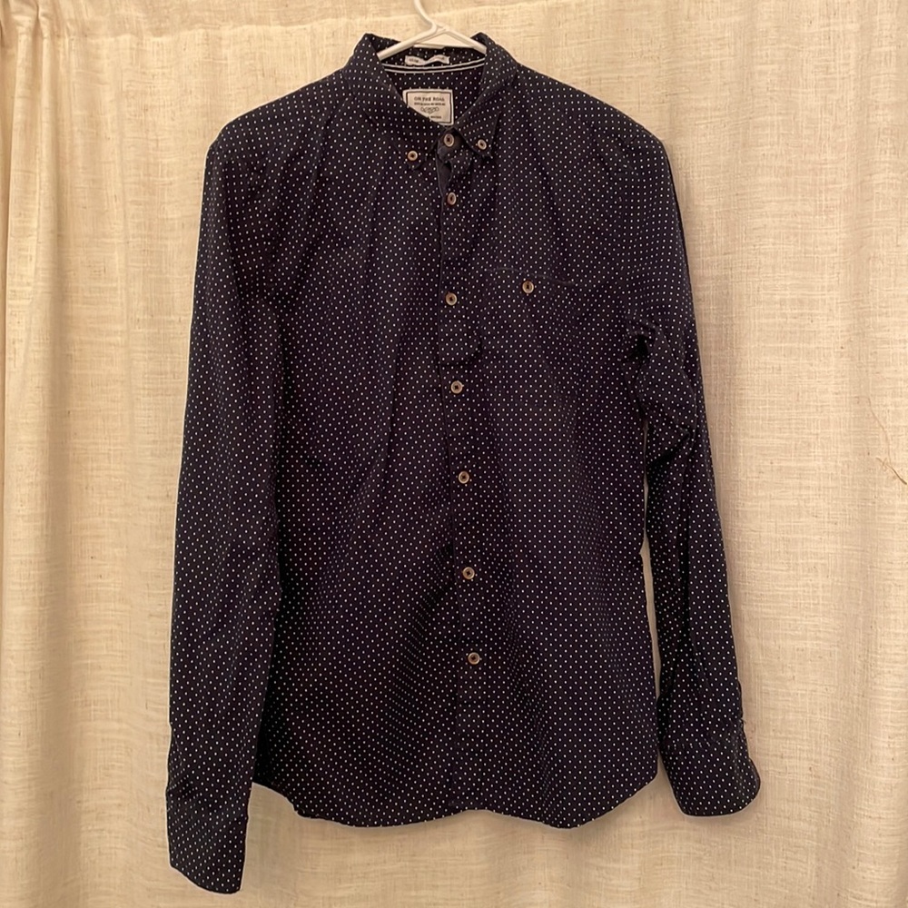Size M Slim Fit On The Road long sleeve dress shirt